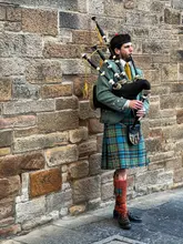 Weekend itinerary in Edinburgh with highlights like Edinburgh Castle, Old Town, and local dining experiences.