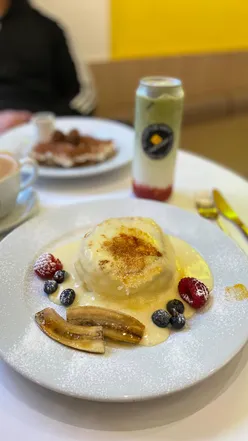 Crème brûlée soufflé pancake and tiramisu croffle at Fluffy Fluffy UK, Bristol. Jiggly Japanese soufflé pancake & buttery croffle.