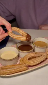 A creator visits a Mexican restaurant called Mestizo to promote their 'Mestizo Mondays' offer, where items starting with the letter 'M' are 50% off. The video features a variety of margaritas, guacamole, a lamb shank dish, and churros, showcasing the venue's atmosphere and menu.