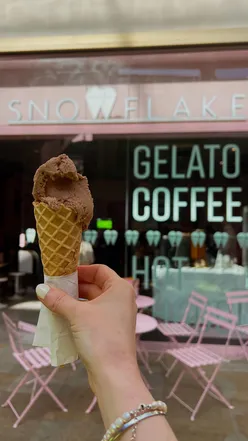 Come with me to try the most unusual flavour gelato at @snowflakegelato🌽🍦

I still can’t get over this gelato… the flavour completely suprised me (in the best possible way) and such a fun experience learning how gelato is made, trying new flavours and attempting to scoop my own 🍦

@snowflakegelato is the perfect place to visit on a spring afternoon🍨🌼

#gelato #gelatoflavours #snowflakegelato #oxfordeats #westgateoxford