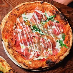 2nd pizza at Marco’s — LA CRUDO 🍕🔥 

San Marzano tomato D.O.P., 24-month aged prosciutto San Daniele, seasoned cherry tomatoes, fresh rocket, parmesan fondue, EVOO.

Dough was on point, no doubt.

But here’s the detail I REALLY LOVED — Marco serves his pizzas on blazing HOT plates. 

No moisture trap. No soggy base. The result? Thin, almost crispy base, NY-like crunch and structure.

Little things matter 💯

#pizzaHunter #GourmetPizza #LondonEats #PizzaCrudo #CrustGame

===== watch our full experience on youtube =====