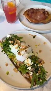 A day-in-the-life vlog following two friends exploring Glasgow, featuring a brunch stop at Wilson Street Pantry, a visit to the Gallery of Modern Art (GoMA), and drinks at The Social.
