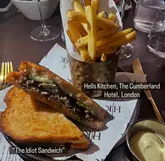 Today one of my dreams came true and I visited @gordongram’s latest restaurant opening Hells Kitchen, located in the @cumberlandhotellondon. Such a great experience, really tasty food and wonderful service. I cannot fault it. Also loved hearing the iconic “YES CHEF” being screamed every 5 mins from the kitchen 😂

Swipe through the photos to see some of the food we enjoyed and the interior of the restaurant.

Have you visited yet? 
•
•
•
•
#hellskitchen #idiotsandwich #london #gordonramsay #lobsterroll