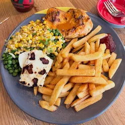 Never posted my Nando’s on here so here it is! My order has changed since the sweetcorn came into the equation, peas have been a staple in the order for a long time. I do switch between mash and chips depending how I’m feeling but usually it is a butterfly chicken with 2 or 3 sides. Plus halloumi always, that’s a no brainer. So good. Could eat this everyday. Nando’s I’d like a black card if there’s one going 😁