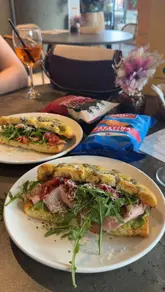 A review of a bottomless brunch experience at Nesso in Leeds, featuring focaccia sandwiches and various drinks like mimosas and bellinis. The video highlights the relaxed atmosphere and the ordering process for the bottomless drinks.