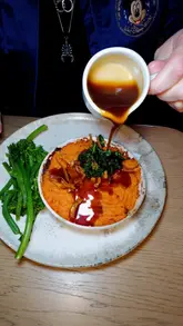 A couple visits The Drovers Arms, a gastropub, showcasing the interior, exterior, cocktail preparation, and a variety of dishes including Shepherd's Pie, Tuna Niçoise, and dessert.