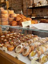✨STICKY FINGERS✨

Loveliest little bakery in Stockport @stickyfingersstockport Sweet and savoury bakes lined up like a dream! 

I went for the banoffee Danish and it did not disappoint — perfectly flaky pastry with a smooth, creamy filling that was just the right balance of indulgent 😍

•
•
•
•
•
•
•

#bakery #pastrygram #sweettreats #dessertsgram #ukfoodie