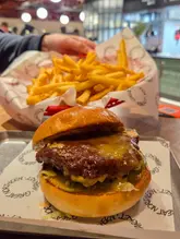 New food spot just landed ✈️🍴

Great Northern Market in Manchester Airport T2 is not your average airport bite! 

A food hall with loads of choice, actually worth getting to the airport early for

Housing 6 different kitchens with a range of cuisines, you can basically travel the world before your flight:

🔥 Nashville Hot House - buttermilk fried chicken
🍔 Black Iron Grill - smash burgers + loaded fries
🥙 Kouzina - Greek/Mediterranean street food with kebabs and meze
🌮 La Casita - burritos, nachos, salads
🍜 Palms Café - pan-Asian dishes including ramen, pad thai, katsu
🍕 Napoli - Neapolitan-style pizzas

Plus there’s Gooey for coffees, cookies & donuts if you need a sweet pre-flight fix

@greatnorthernmarketmcr providing a serious airport food upgrade 🙏
