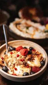 The video is a vlog-style review of a brunch experience at Royâ in Glasgow. The creator highlights the venue's Middle Eastern-inspired brunch menu, specifically showcasing dishes like pancake tacos, labneh eggs, and shawarma hash, alongside cocktails. The video features the creator's commentary, shots of the interior, and close-ups of the food and drinks.