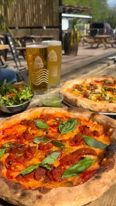After so many recommendations, I finally got round to trying @deathrowpizza and it did NOT disappoint 🤩

(ad pr) Build your own pizza by ticking what you want (you can have as many toppings as you like), hand over your slip and wait for your buzzer to ring. 

I really love how they do it here - a lot of places have 1 or 2 vegan options and I end up adding or taking stuff off so it’s how I want it, so having it made to order with no extra costs is FABbbulous

For the vegans, they have vegan cheese and the tomato, bbq and pesto bases are all vegan. There’s lots of veg toppings and vegan nduja - AND 3/5 of the dips are vg friendly too 😄 You can also get a GF base for £2.50

Can’t believe it took so long for me to visit! A proper good one for the vegang ✔️

📍 Deathrow Pizza at @atticbrewco, Stirchley
📍 They also have another site at @barrelstorejq 

Have you been here? Lmk what you usually get 😎

#birmingham #birminghamfood #stirchley #brumfood