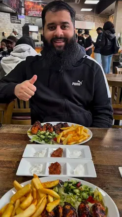 Lunch at @pizzeria_la_vera 👍🏽😊

We enjoyed the chicken wings meal. They have some good deals on the menu 🙌🏾

#lunch #goodfood #birmingham #bangladeshi #jayyzworld