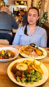A fast-paced, honest review of a vegan restaurant in Bristol, featuring a variety of dishes including plant-based steak, chicken, and croquettes.
