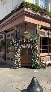 Whether it’s for a quick pint, a Chelsea in Bloom inspired cocktail this week, classic fish and chips with sticky toffee pudding, or a refined farm to fork meal, these are 5 fantastic pubs you should definitely try in Chelsea 🌸🍽️✨

🍻 @cadoganarmspublichouse 
⛵️@thetrafalgarchelsea 
🐷 @thepigsear_ 
🎁 @thesurprisechelsea 
🌺 @50cheyne