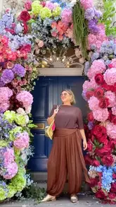 A vlog-style video showcasing the Chelsea in Bloom flower festival in London. The creator walks through the streets, highlighting various elaborate floral sculptures and displays, encouraging viewers to visit the free event.