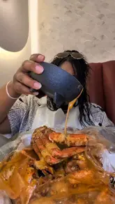 A review of new menu items at Hot N Juicy Shrimp in London, featuring a variety of seafood dishes including a seafood boil, fish tacos, and seafood nachos. The creator provides commentary on the food and drinks while enjoying the experience.