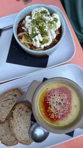 A short, engaging review of Union of Genius in Edinburgh, highlighting their wide range of soups and chilis. The video features a tour of the cafe, a look at the menu, and close-ups of the food, encouraging viewers to visit for a casual meal.