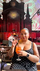 A vlog-style review of Amazing Grace in London Bridge, highlighting the venue's unique setting in a converted church, the quality of the food, and the live music entertainment.