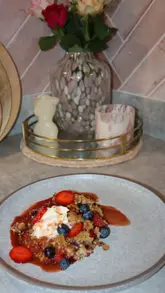 A recipe tutorial demonstrating how to make a berry and banana crumble using a Cuisinart air fryer. The video follows the creator through the preparation and cooking process, highlighting the ease of use and the final result.