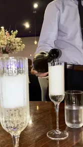 A high-energy vlog showcasing the 'Vibe Brunch' at STK London, highlighting the lively atmosphere, live DJ, party service with sparklers, and a variety of food and drinks.