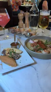 A review of a Scottish restaurant in Glasgow, showcasing various dishes including haggis, scallops, lamb rump, and desserts, while highlighting the venue's atmosphere.