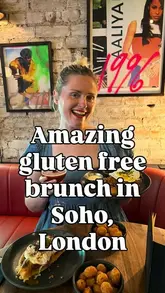 A creator reviews a gluten-free brunch at Dirty Bones in Soho, highlighting the menu options, the dedicated fryers for gluten-free safety, and the mix-and-match cocktail offer.