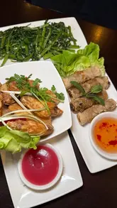 The creator reviews the 'Pink Wednesday' promotion at a Pho restaurant, featuring a collaboration with Sabzu for pink sriracha. He samples various dishes including wings, spring rolls, noodles, and a pink margarita, explaining the offer where wearing pink unlocks a £5 menu.