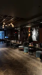 The video provides a brief tour of an Everyman Cinema location, highlighting the exterior, the lounge area, the menu, the cinema screen, and the food and drink options available for a date night.