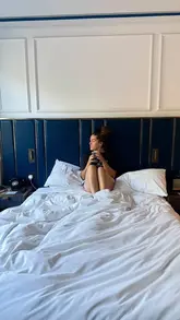 A travel vlog showcasing a stay at Page8 hotel in Trafalgar Square, highlighting the soundproof rooms, the hotel's cafe, and nearby dining options like Bancone.