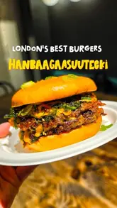 A food review vlog featuring a visit to a burger venue called Hanbaagaasuuteeki. The creator tries several burgers, including a chorizo burger and a chicken foie gras burger, as well as a prawn dish and frozen drinks. He provides commentary on the flavors and textures of the food.