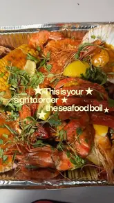 A creator visits Rock & Scallop in Newport Market to showcase their seafood boil, highlighting the generous portion size and the casual, fun dining experience.