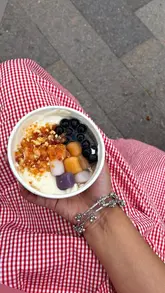 A creator introduces her tofu pudding business, 'Tofu Fun,' addressing misconceptions about the dish and showcasing the variety of toppings and market stall locations.