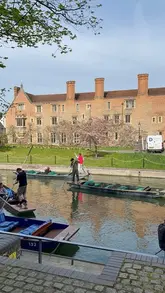 A 10-point itinerary for a day trip to Cambridge, featuring transport tips, sightseeing at St. Mary's Church and the Corpus Clock, punting on the River Cam, and food stops at Fitzbillies, the Market Square, Jack's Gelato, and Little Petra.