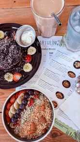 A casual tour of Earthlings, a plant-based healing cafe in Newcastle, highlighting their brunch menu, smoothie bowls, and wellness-focused atmosphere.
