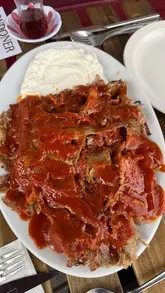 A creator visits Londöner by Best Mangal to review their yaprak doner, specifically the Iskender kebab version. The video features close-ups of the meat being sliced, the butter being poured over the dish, and the creator's tasting notes.