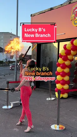 Nashville style hot and spicy chicken at Lucky Bโs Hot Chicken launch event in Glasgow, featuring halal options.