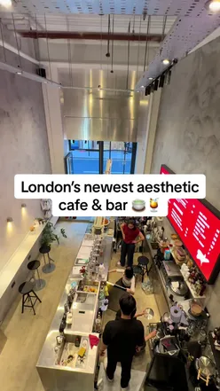 Unique London cafe by day and bar by night, hosting events and serving tea-flavored cocktails until 11 PM.