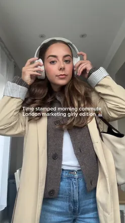 London marketing girl commuting with style, showcasing city life and work culture #corporategirlies #londonlife