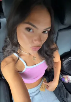 Influencer enjoying delicious wings at Fresko London, featuring the Invyted app, vibrant dining atmosphere.