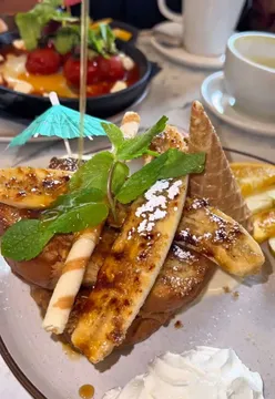 Brunch at Vanston Cafe with friends, enjoying delicious dishes and a cozy atmosphere in SW6.