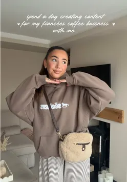 Cozy content day with vlogs, coffee, and warm vibes in Cardiff. Enjoying a relaxing day!