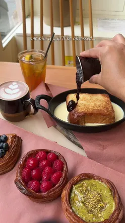 Warm pastries and fresh bread at Chesnut Bakery in Belgravia, London. Enjoy delicious baked goods made with love! 🥐🍞