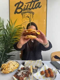 @Butta Burger Edinburgh is back + better than ever!🍔 Think juicy, crispy chicken burgers with all the unreal sides!! You have to get the Parmesan fries, so good! The milkshake was the perfect sweet to balance it all out😋 ad @Ginger Red Social  #edinburghrestaurants #edinburghscotland #edinburghfood #edinburghfoodie #fyp 