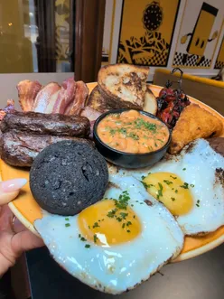 🚨 NEW BRUNCH ALERT 🚨 The full DAVEYS BREAKFAST is HERE and it’s a must-try 👀🍳 🥓 Full Daveys — £14.25 (loaded plate, no notes) 🥑 Avo & Eggs — £9.25  🫐 Blueberry Cheesecake Stuffed French Toast — £12 (a must-try 👑) ☕ Latte £3.50 | 🍵 Banana Bread Brûlée Matcha £5.50 | 🍓 Frozen Solero £6 Tag your brunch bestie 👇🔥 📍 Daveys, Newcastle #NewcastleBrunch #DaveysNewcastle #BrunchTok #NorthEastEats