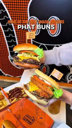 HOME OF THE BEST SMASH BURGERS! 🍔 @phatbuns.uk ‘Phat Buns is the home of the best smash burgers! To craft the ultimate smash burgers, the founders of Phat Buns spent three weeks travelling around America collecting the best-kept secrets to making the perfect burgers, and Voila!’ Our Order: • Classic Double PHAT Chick • PHATFiery Crunch • Rib Roll (PHAT FIVER Menu) • Rib Fries (PHAT FIVER Menu) • Brisket Fries (PHAT FIVER Menu) • Tenders & Fries (PHAT FIVER Menu) • PHAT Mango Splash / PHAT Strawberries & Cream #coventryfood #phatbuns #halalfood #fyp #munch 