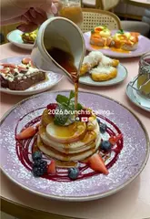 Brunch spots in 2026 featuring dishes like eggs Benny, pancakes, and beautiful interiors, perfect for brunch lovers.