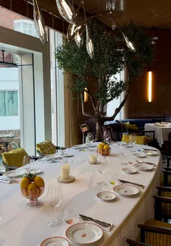 Ten must-visit London food spots for 2026, featuring delicious dishes and vibrant atmosphere.