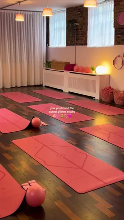 a new pink pilates studio located in shoreditch 🩷  option to pick from power or strength matt pilates classes for a duration of 45 minutes  a welcome offer of £45 for 3 classes! #pinkpilates #mattpilates #pilatesclasses #thingstodoinlondon #sineadtravels  💌 @The Pink Pilates Studio invite 
