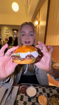 Michelin-starred chefs collab on a burger, sign me up 😮‍💨 *adinvite 📍Borough or Soho locations @Heard. Burger x Akoko  One burger, two new faves in London 🫱🏼‍🫲🏽 #HeardBurger #AkokoRestaurant #LondonFoodie #LondonEats #LondonRestaurant