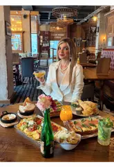A creator visits The Head of Steam in Leeds, showcasing the venue's interior, food offerings, and competitive socialising activities like darts.