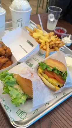 she was cute but would I pay £50 for all this???🤨 hell na maynnnnn #shakeshack #traffordcentre 